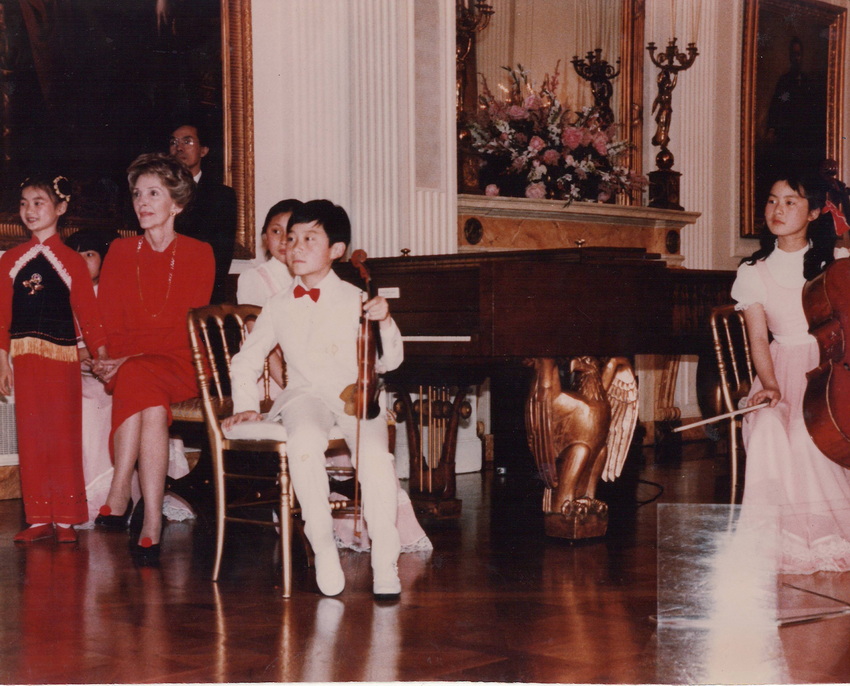 上音附小学生李承音、马骏一、倪海叶在白宫演出，受到李根夫人南希的亲切接见