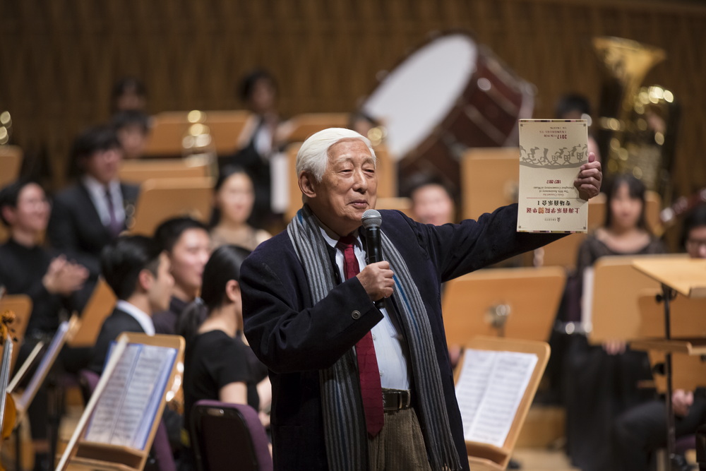 2017年11月在建校64周年庆典音乐会结束时，90高龄的原上音附小校长吴国钧先生走上舞台即兴发言