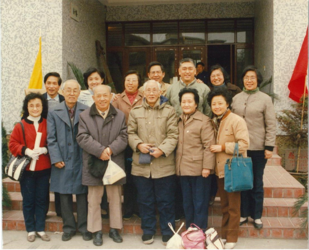 1993年11月在上音附中建校40周年之际，当年的学生与老院长贺绿汀、副院长丁善德、谭抒贞合影.