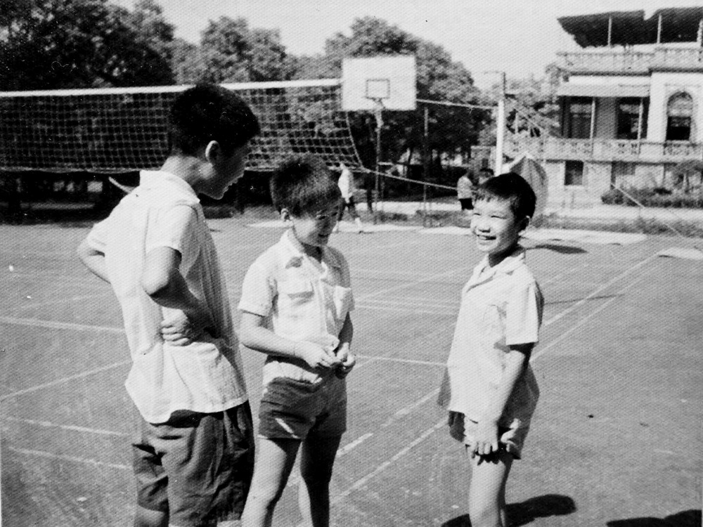 1981届上音附小同班同学左起：张乐、王健、金力