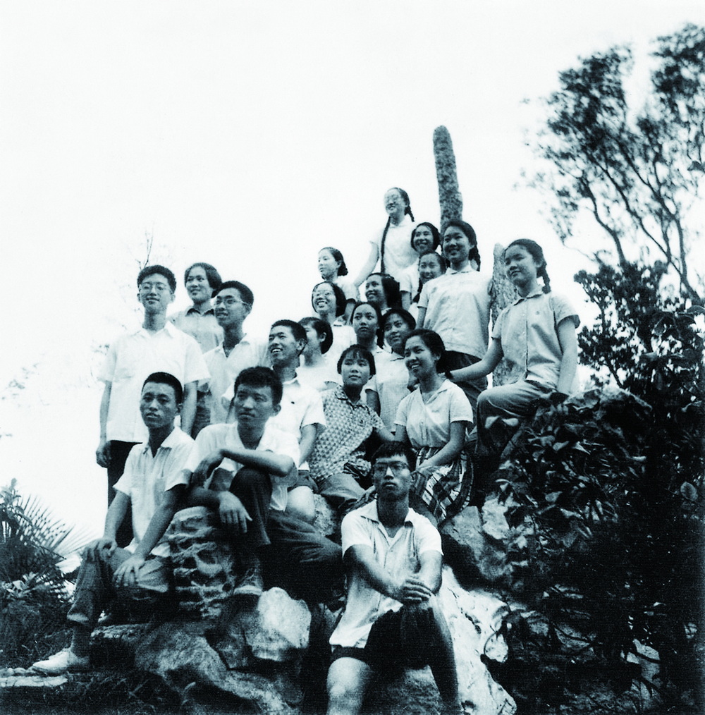 1965年毕业前夕，部分59届同学摄于附中东平路九号假山上