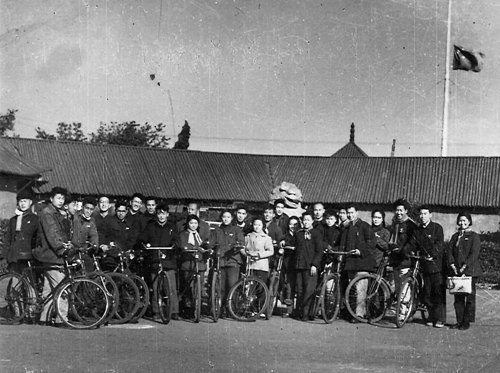 1958年12月毕业班学生骑自行车郊游活动