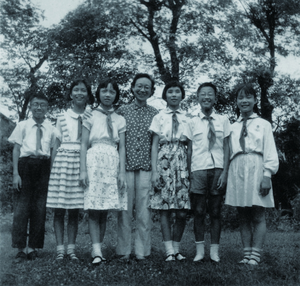 1958年，盛建颐老师与她的第一届附小学生在东平路九号校园合影