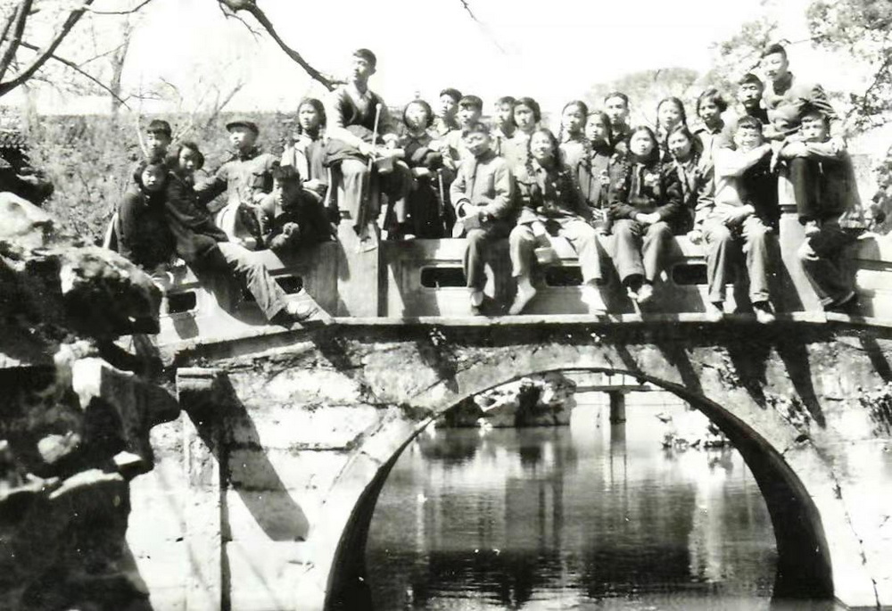 1954年组织学生赴无锡春游合影（2）