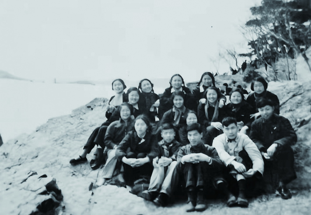 1954年组织学生赴无锡春游合影（1）