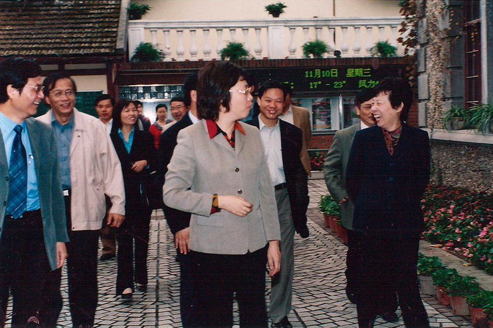 2006年上海市委副书记殷一璀，副市长严隽琪来我校视察