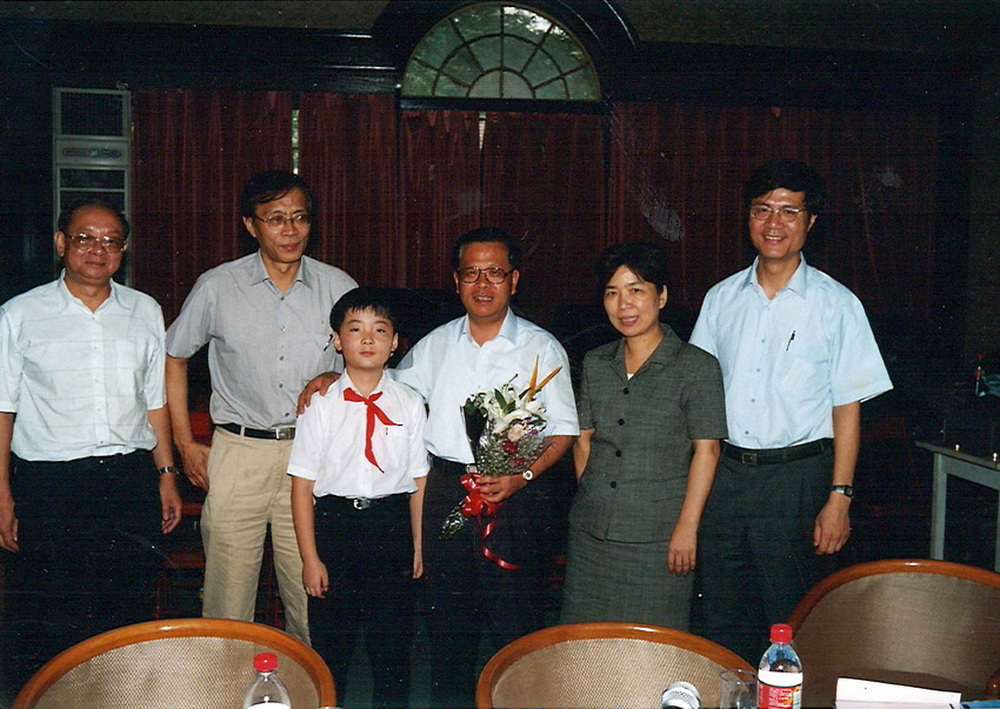 2001年9月上海市委副书记龚学平来校视察