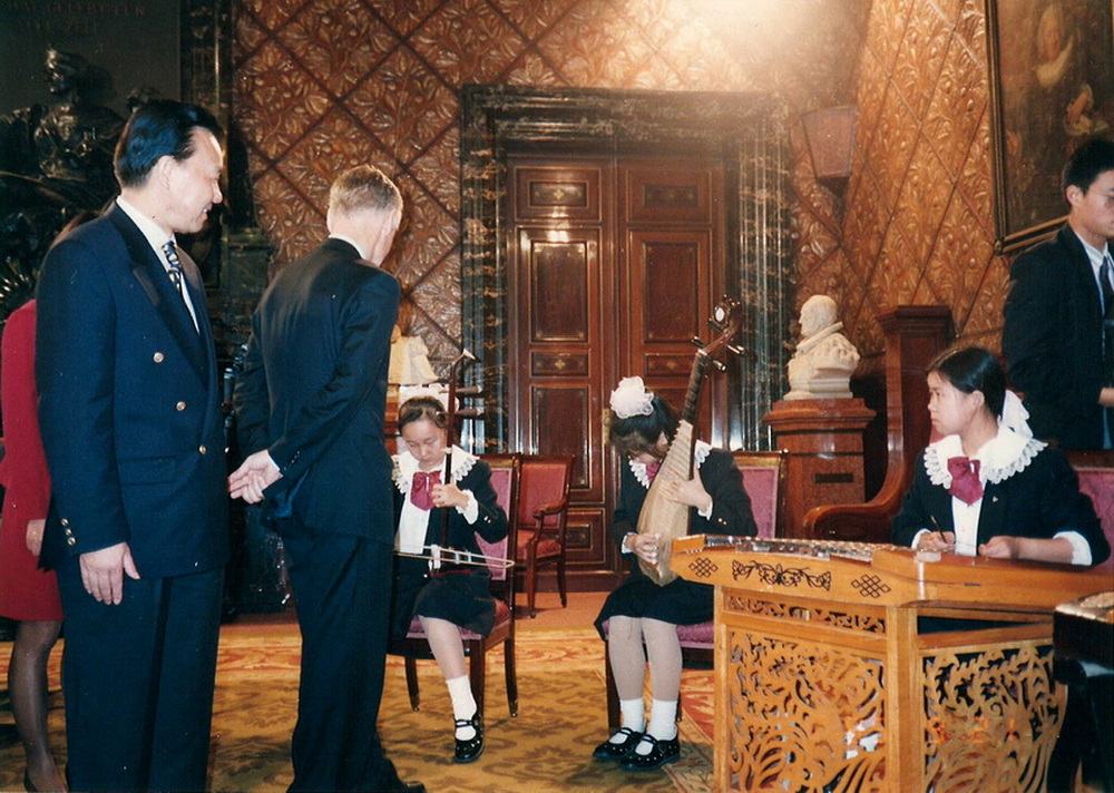 1995年9月沙麟副市长陪同德国汉堡市市长观看我校同学在汉堡市政厅演出