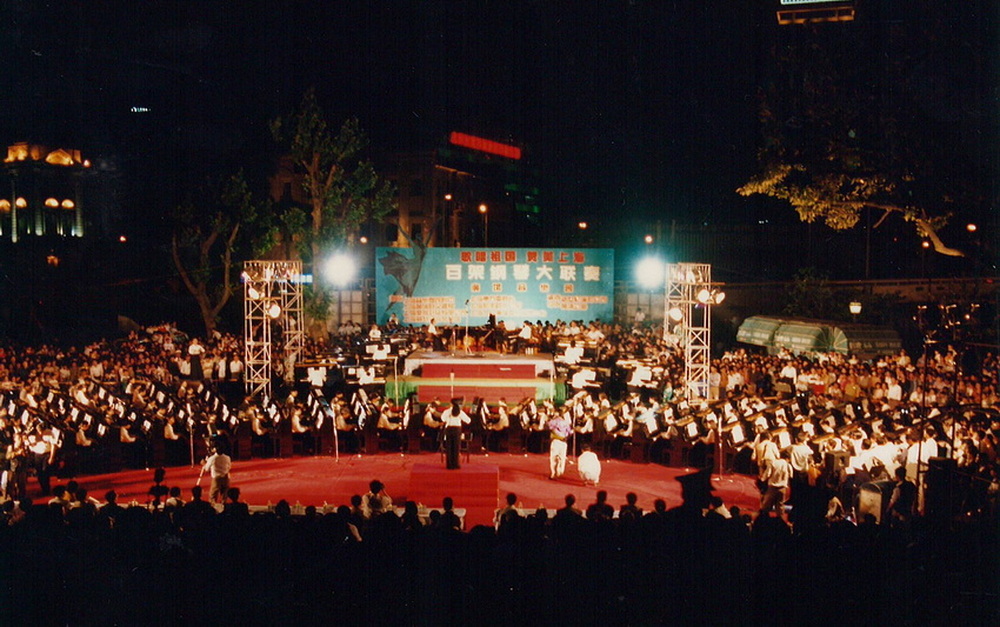 1995年“歌唱祖国、赞美上海”外滩公英雄纪念塔广场举办百架钢琴大联奏