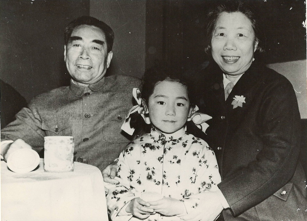 1963年春天国务院总理周恩来与夫人邓颖超亲切接见上音附小学生邵丹