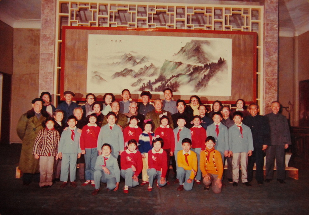 1979年春节上音附小学生汇报演出与中央领导习仲勋、赵朴初与贺绿汀院长留影